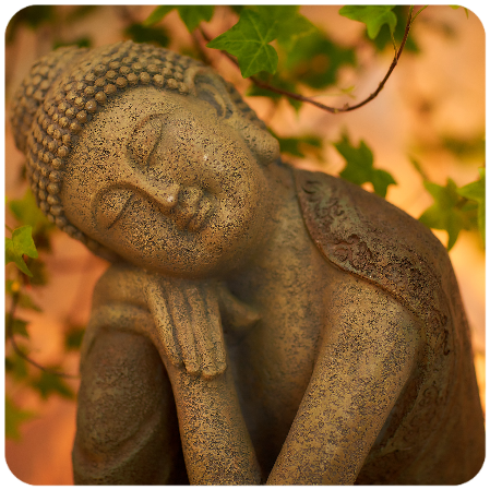 geniessender schlafender Buddha